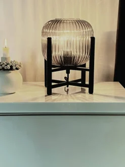 Aneta Lighting pöytävalaisin Vinda musta/savulasi> Clearance