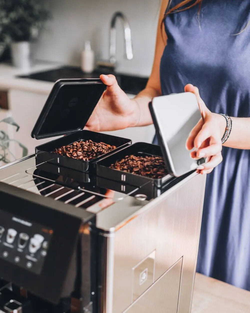 kahviautomaatti Maestosa musta>DeLonghi