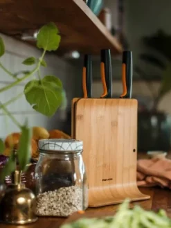 Fiskars Veitset Ja Leikkuulaudat|Functional Form veitsitukki bambu (sis. 3 veistä)