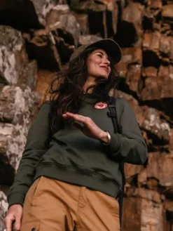 Fju00e4llru00e4ven Fleecet, Colleget Ja Hupparit|Fjällräven collegepaita 1960 Logo Badge Sweater W 679 Deep Patina