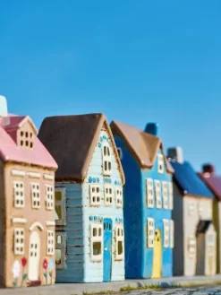 talolyhty Visby sininen ovi ja ruskea katto><noscript><img width=