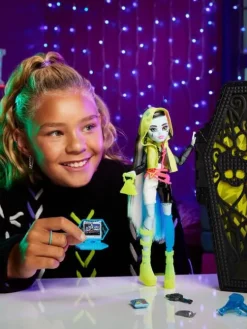 Monster High Nuket Ja Kotileikki|Skulltimate Frankie
