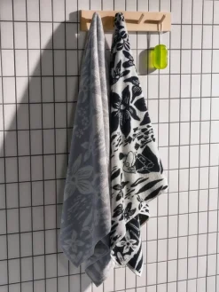 Arabia pyyhe 70x140 cm Lilja musta>Moomin Online