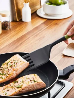 Tefal Keittiötarvikkeet|paistolasta leikkuureunalla Essential 2in1