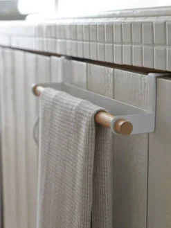 Yamazaki Kylpyhuoneen Säilytys|pyyheteline kaapinoveen